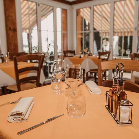 Riva Boutique I Club I Loges I Restaurant Szálloda *