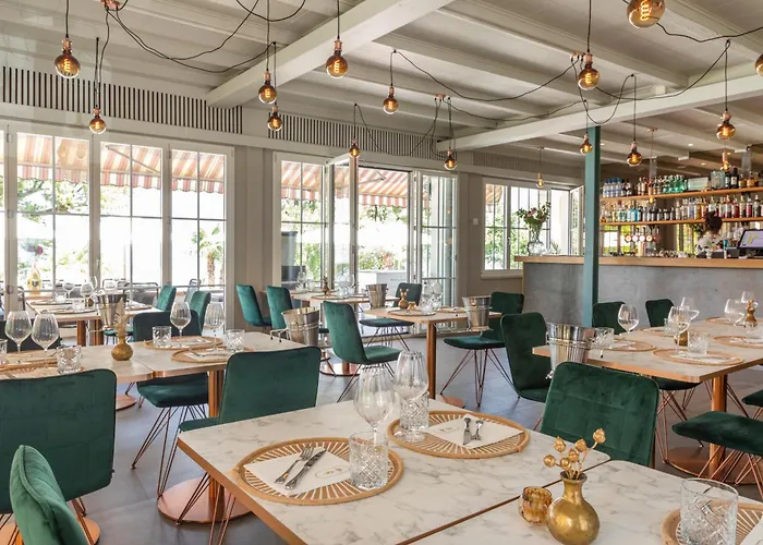 Riva Boutique I Restaurant I Club 호텔 *