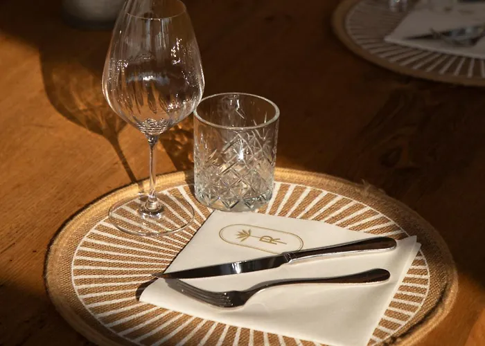 מלון Riva Boutique I Restaurant I Club *