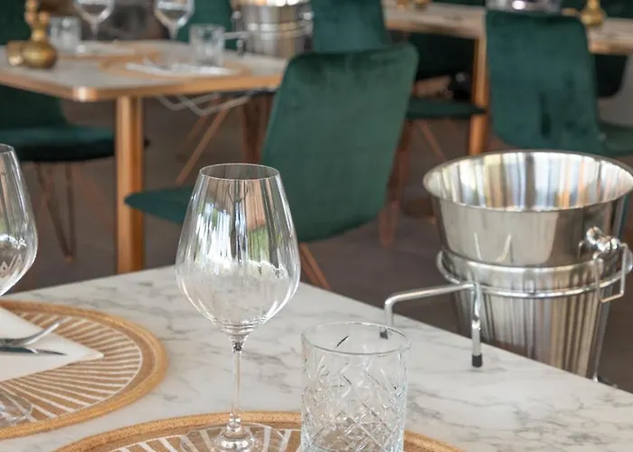 מלון Riva Boutique I Restaurant I Club