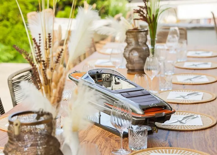 Riva Boutique I Restaurant I Club *