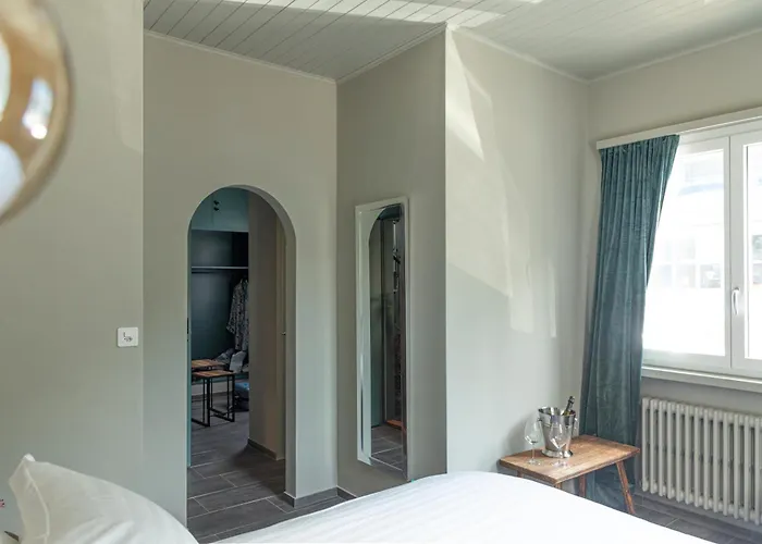 Riva Boutique I Restaurant I Club *